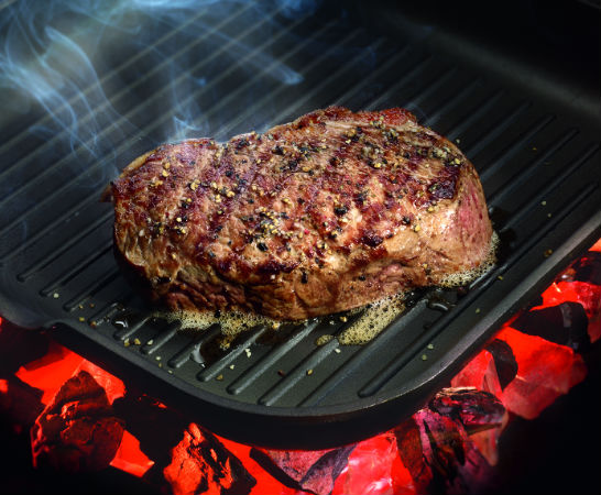 Ein zartes Block House-Steak in der Pfanne